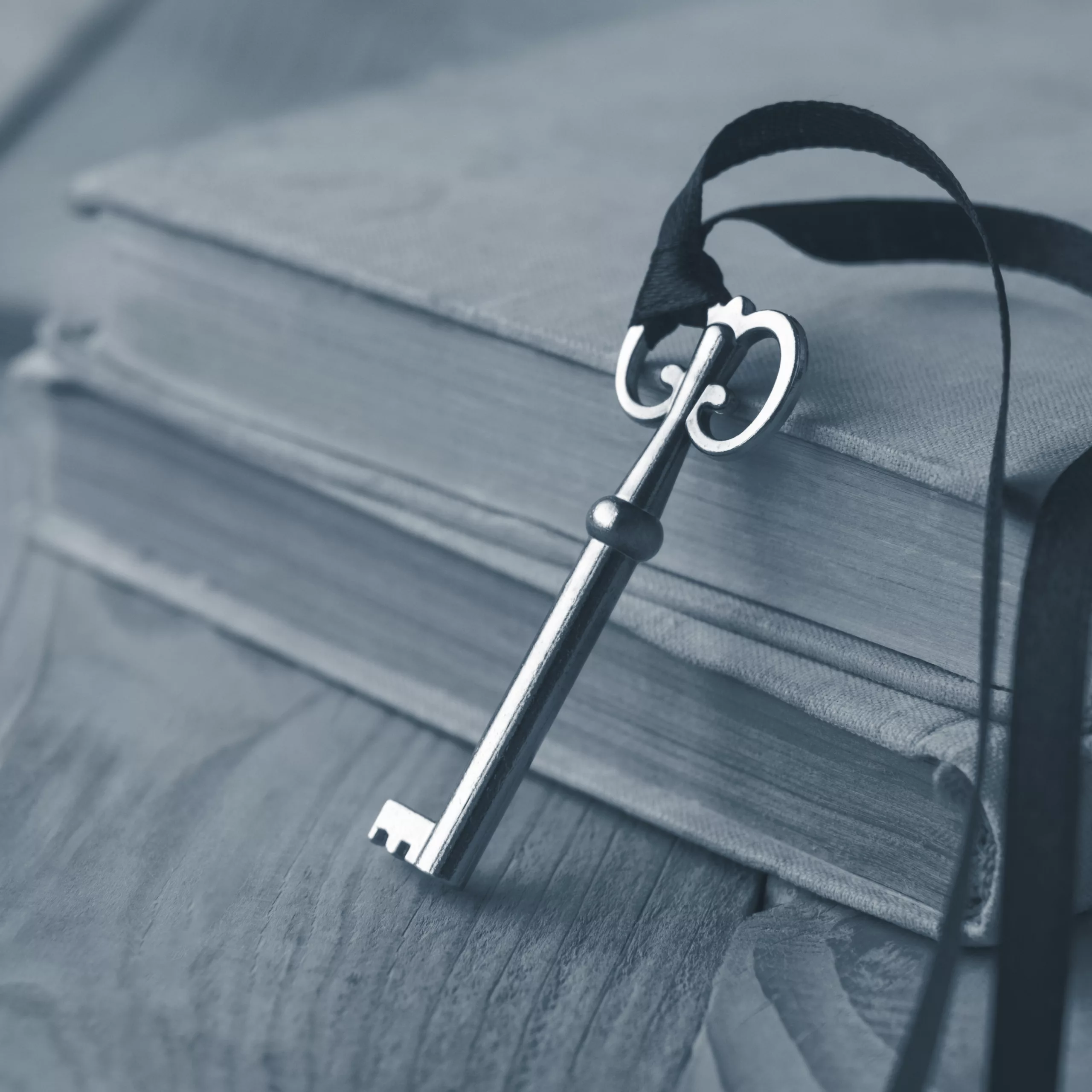 Pile de 2 livres avec une clé devant : les secrets pour publier un livre autoédité